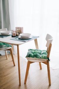 Stół i krzesła do jadalni w stylu skandynawskim. 